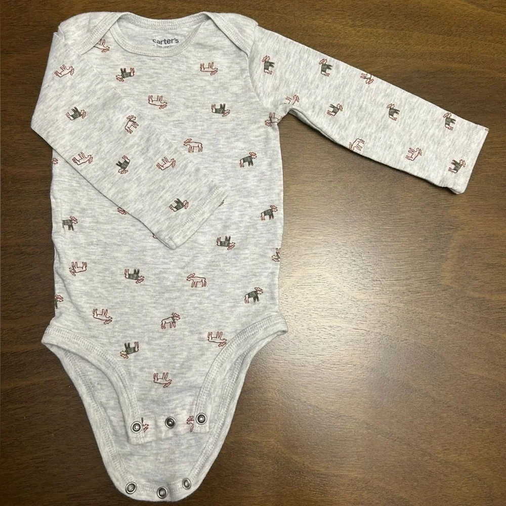 Long Sleeve Baby Bodysuit 12 Months. Carters (0255)‎